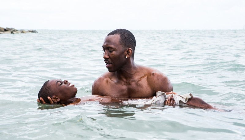 Alex Hibbert e Mahershala Ali em Moonlight: Sob a Luz do Luar (A24)